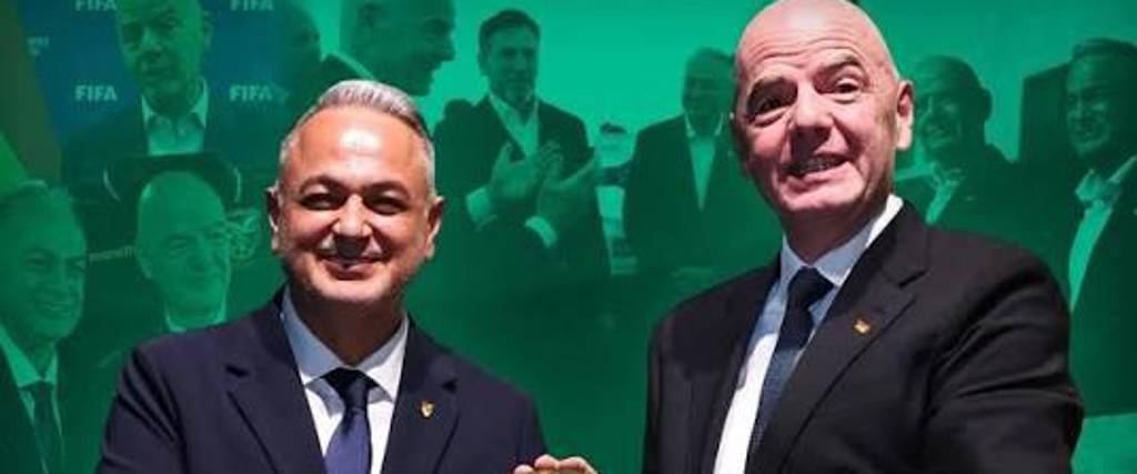 Fernando Costa, presidente de la FBF (izq.) junto el titular de la FIFA Gianni Infantino. 