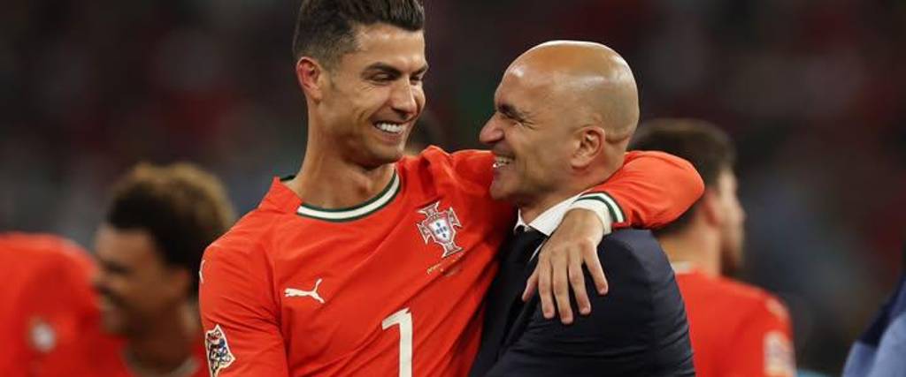 Cristiano Ronaldo junto con el DT Roberto Martínez.