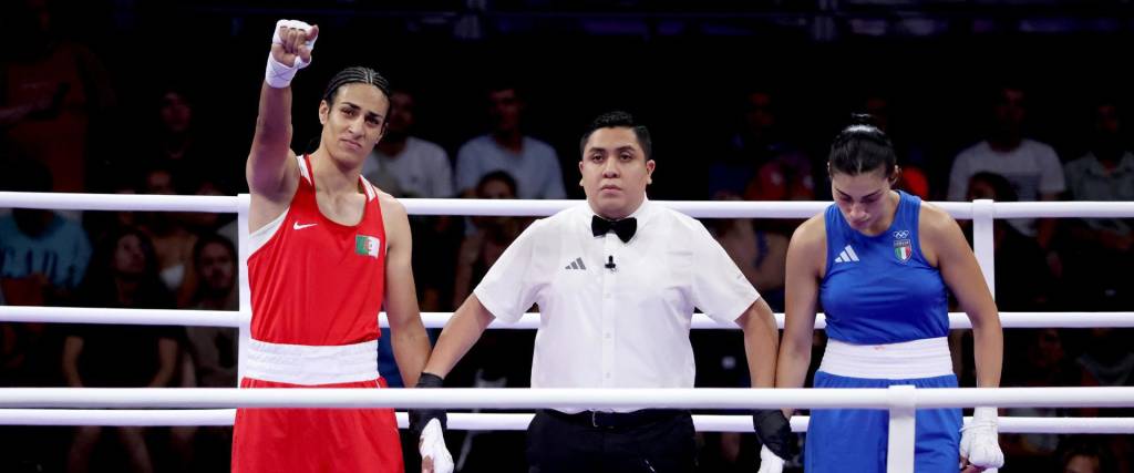 Imane Khelif (a la izquieda)junto a Angela Carini 