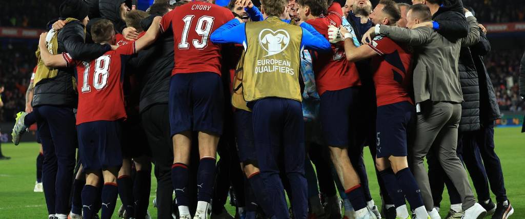 Festejo de los jugadores y cuerpo técnico de República Checa