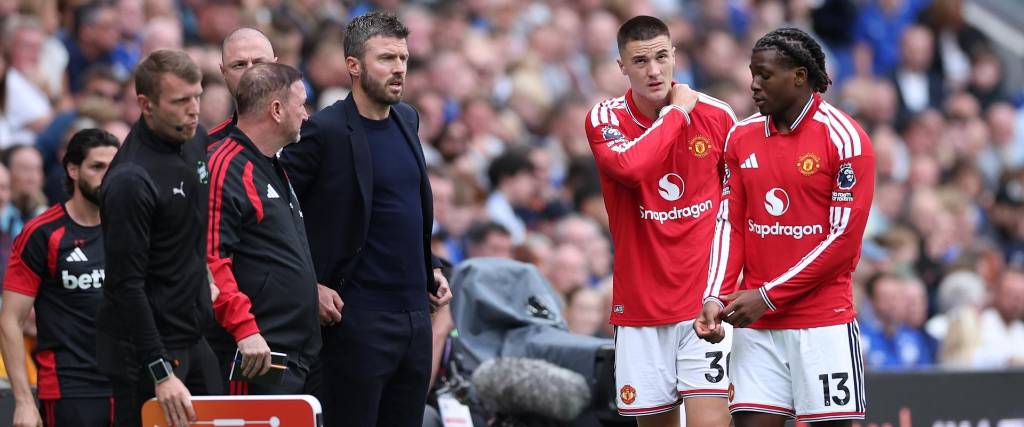 Los jugadores del Manchester United Benjamin Sesko (centro) y Patrick Dorgu escuchan al DT Carrick (izq.).