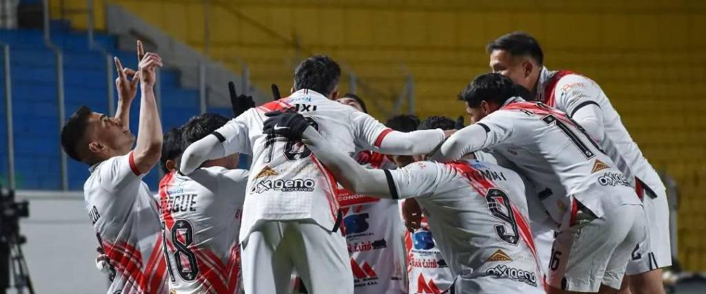 Los jugadores de Nacional Potosí celebran uno de los goles.