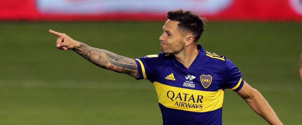 Mauro Zárate vistiendo la camiseta de Boca el 2021