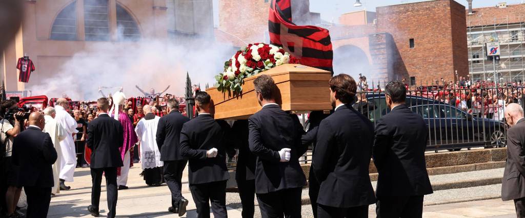 Los hinchas del club Milan acompañan al exdefensor italiano Franco Baresi.