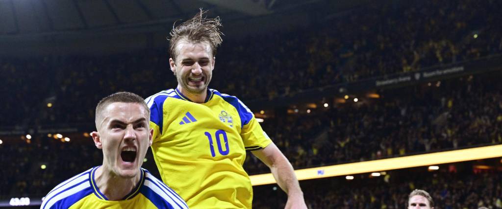 Gustaf Lagerbielke (d) de Suecia celebra tras marcar uno de los goles que le dio la clasificación a su equipo