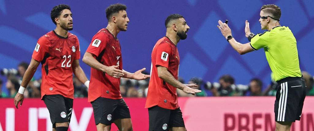 Los jugadores de Egipto reclaman al árbitro Francois Letexier por supuesta falta en contra de Salah.