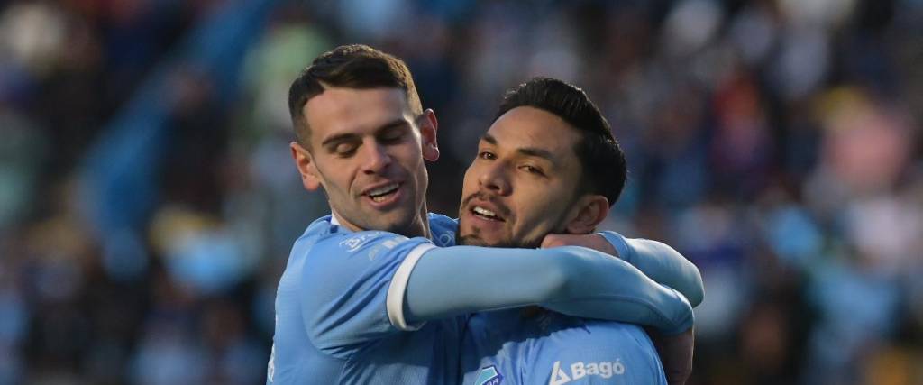 Festejo tras el gol de Carmelo Algarañaz. 