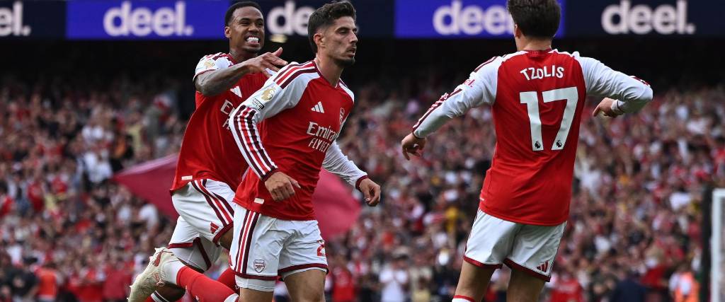 Los jugadores del Arsenal Kai Havertz (centro), Gabriel (izq.) y Tzolis celebran el gol del empate ante Chelsea.