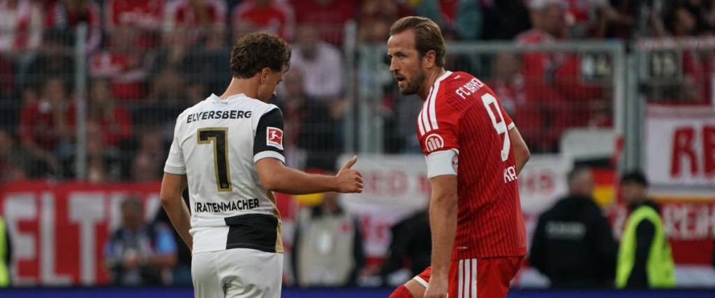 Maurice Krattenmacher del SV Elversberg’s (izq.) junto con Harry Kane del Bayern Múnich. 