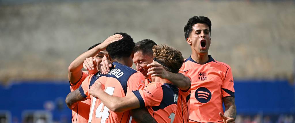 Barcelona's English forward #14 Marcus Rashford celebrates his team's second goal with teammates during the Spanish league football match between Getafe CF and FC Barcelona at the Coliseum stadium in Getafe on April 25 , 2026. (Photo by Javier SORIANO / AFP)