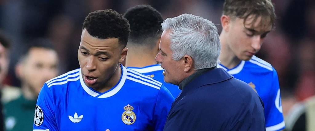 Mbappé (izq.) y Mourinho hablan en un encuentro del Real Madrid. 
