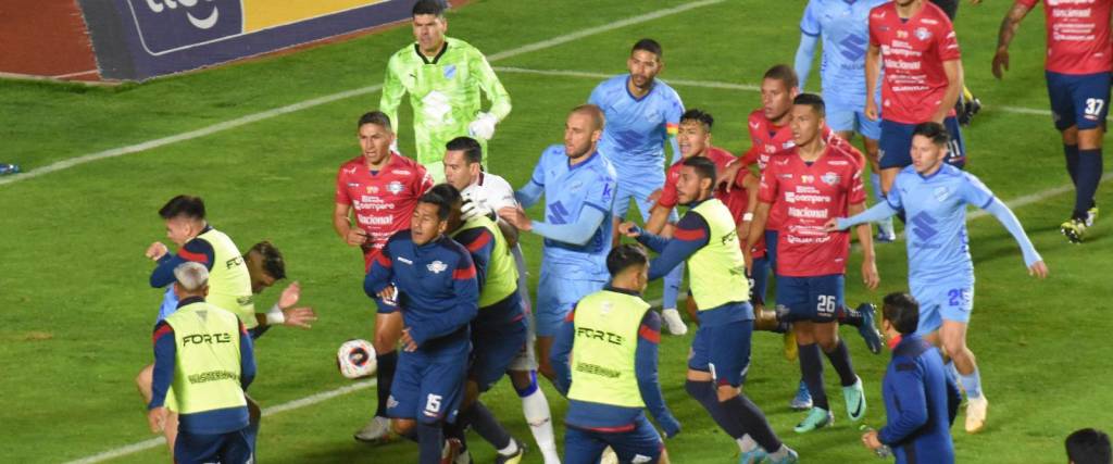 Una imagen de los enfrentamientos en el duelo final de la Copa de la División Profesional. 