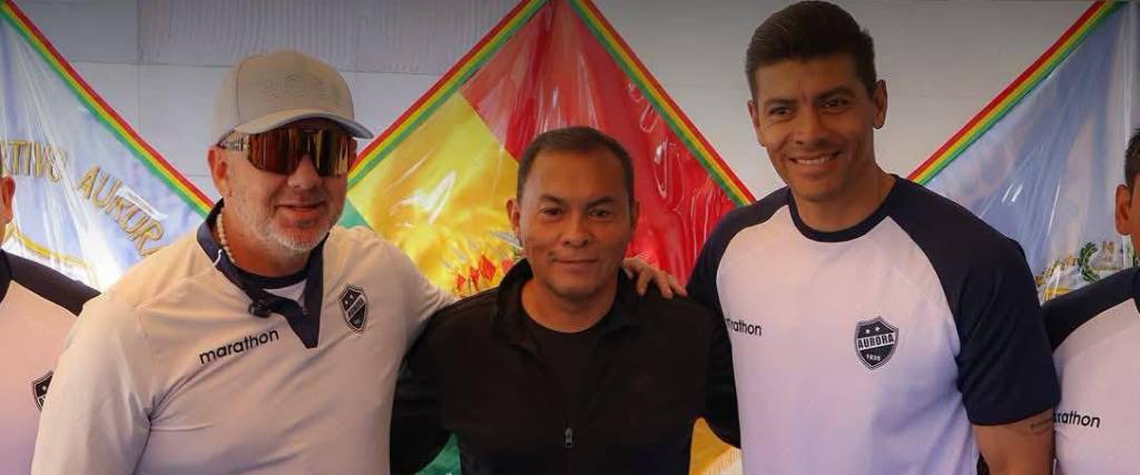 Julio César Baldivieso (izq.) junto con el presidente de Aurora, Jaime Cornejo y David Díaz, su asistente técnico.