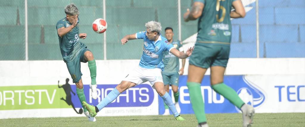 Pelota en disputa entre jugadores de Real Tomayapo y San Antonio de Bulo Bulo. 