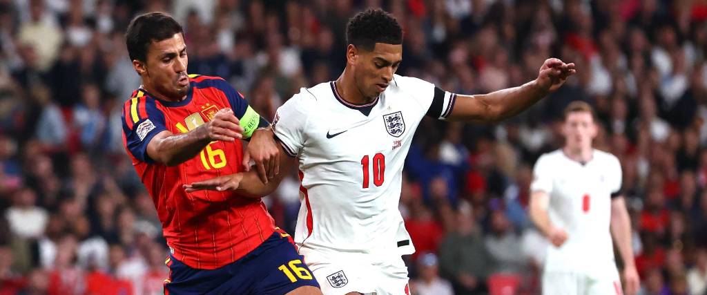 Rodri de España disputa el balón con Jude Bellingham de Inglaterra