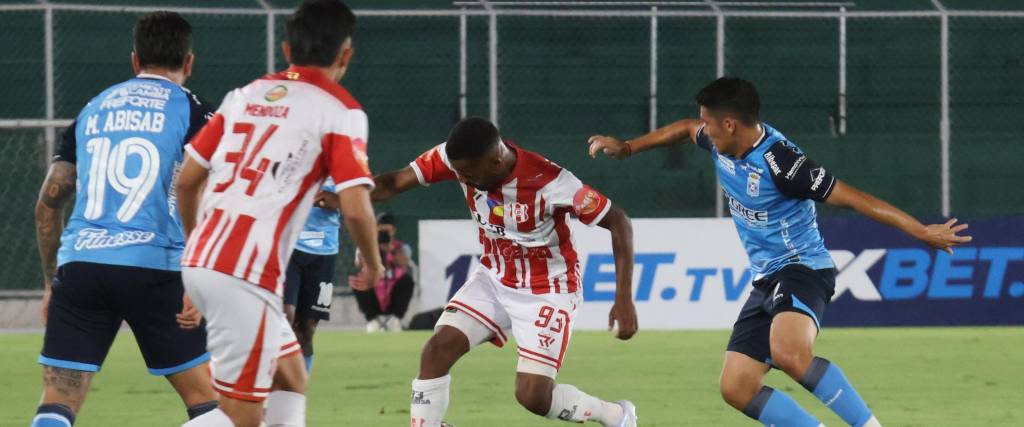 Incidencia del duelo entre Blooming e Independiente en el Tahuichi Aguilera.