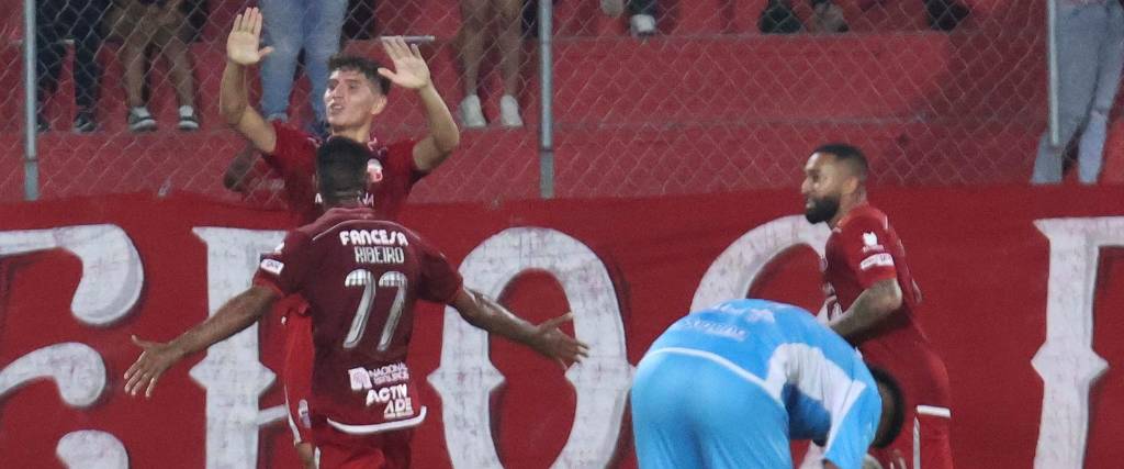 Thiago Chávez (izq.) celebra el tanto del triunfo para que Guabirá gane a San Antonio. 