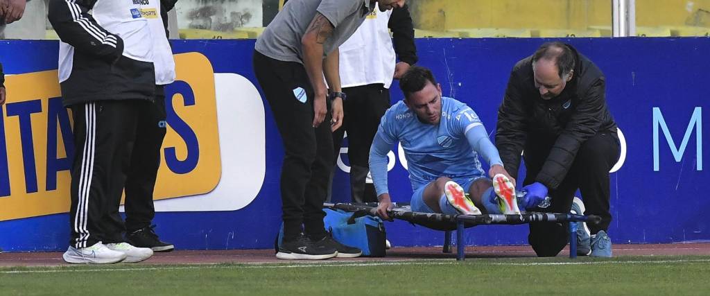 Fernando Saucedo salió lesionado en el partido con Oriente Petrolero