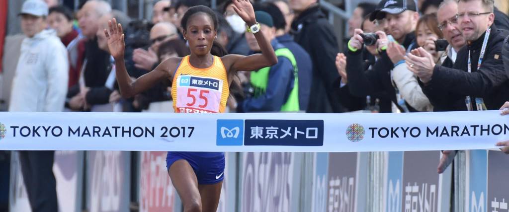 Sarah Chepchirchir durante la maratón en Tokyo