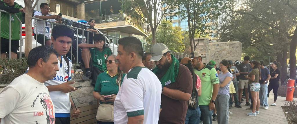 Largas filas por entradas para la final de Bolivia vs Irak 