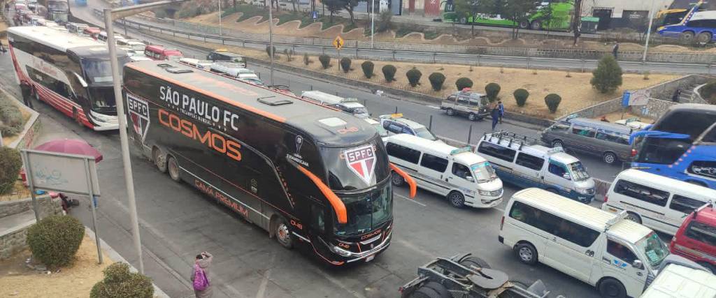 El bus de la empresa Cosmos contratada para trasladar al plantel de Sao Paulo desde El Alto a La Paz.