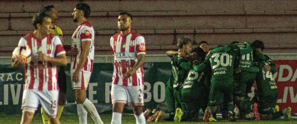 Los jugadores de Independiente tristes (izq.) y los de Oriente festejan el primer tanto del partido. 