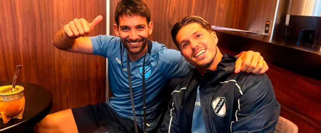 El delantero Martín Cauteruccio (izq.) y el mediocampista Patricio Rodríguez, jugadores de Bolívar en el aeropuerto de El Alto. 