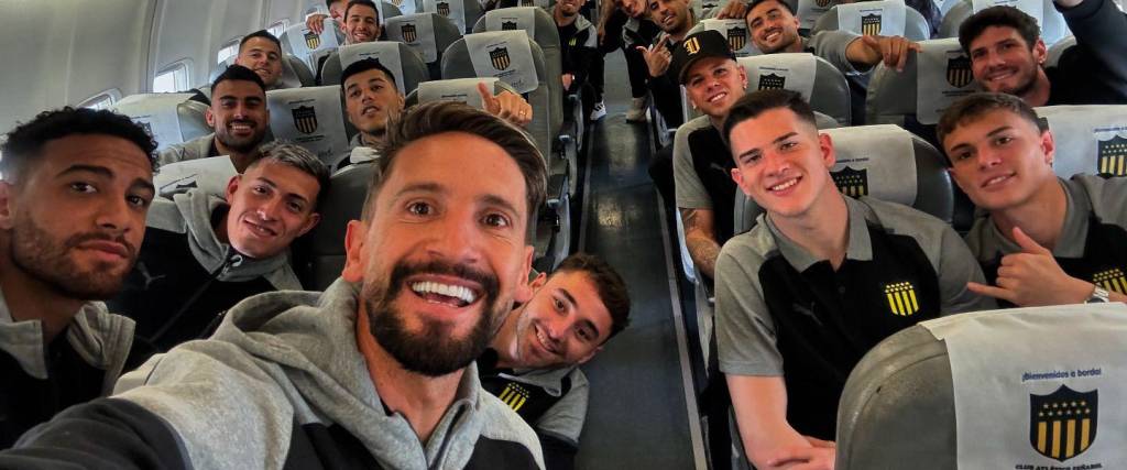 Los futbolistas de Peñarol se mostraron entusiastas a su arribo a la ciudad de La Paz