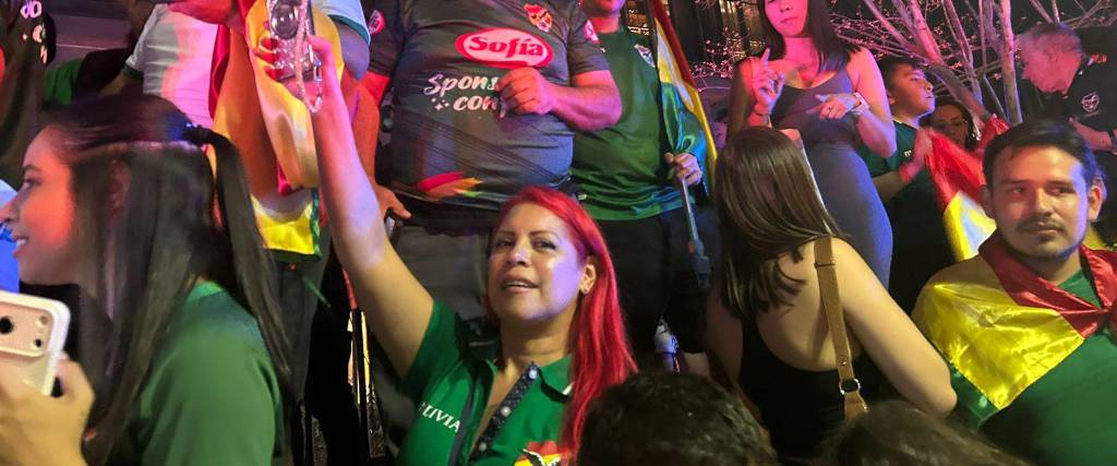 Varios hinchas hicieron sentir su apoyo a la Verde a pocas horas del encuentro ante Surinam