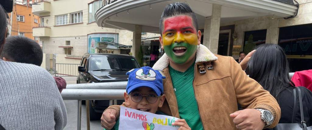 Los hinchas llegaron al hotel de concentración para manifestar su respaldo a la Verde