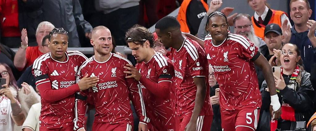 Los jugadores del Liverpool celebran el segundo tanto convertido por Mac Allister (centro).