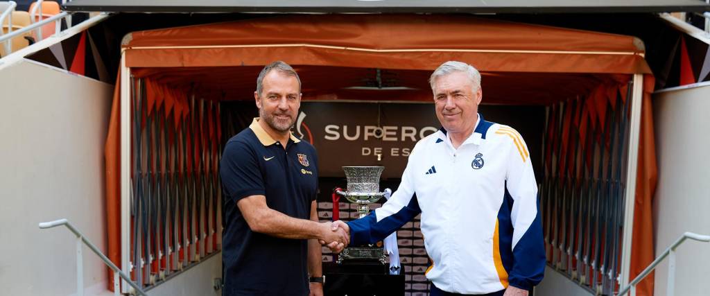 Los entrenadores del Real Madrid CF y el FC Barcelona, Carlo Ancelotti (d) y Hansi Flick (i), respectivamente, han posado este sábado junto al trofeo en el estadio Al Jawhara de Yeda, que acogerá la final de la Supercopa de España