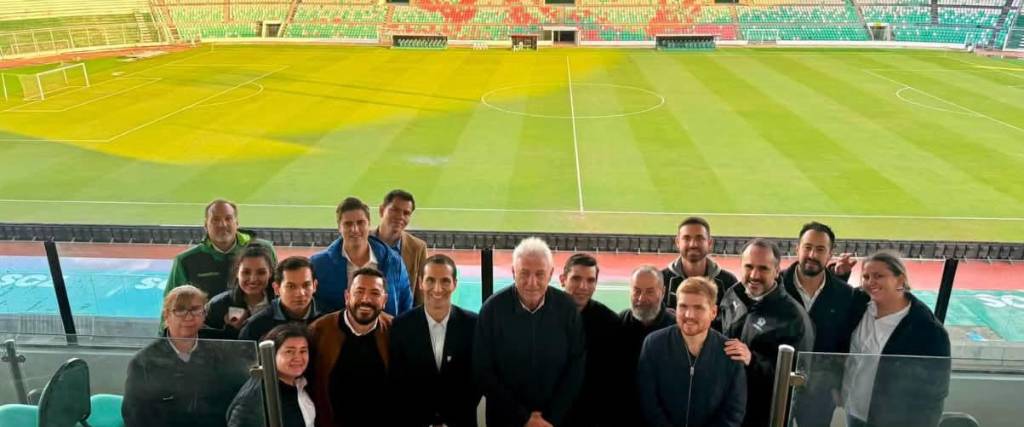 Los personeros de la Conmebol que visitaron hace poco el estadio Ramón Tahuichi Aguilera.