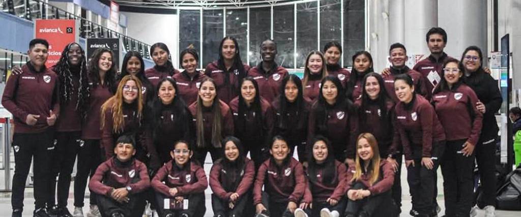 El plantel femenino de Bolívar en el aeropuerto de El Alto antes de embarcarse rumbo a Ecuador.