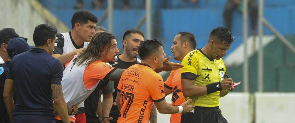 Dilio Rodríguez (de amarillo) luego de amonestar a jugadores de Bolívar