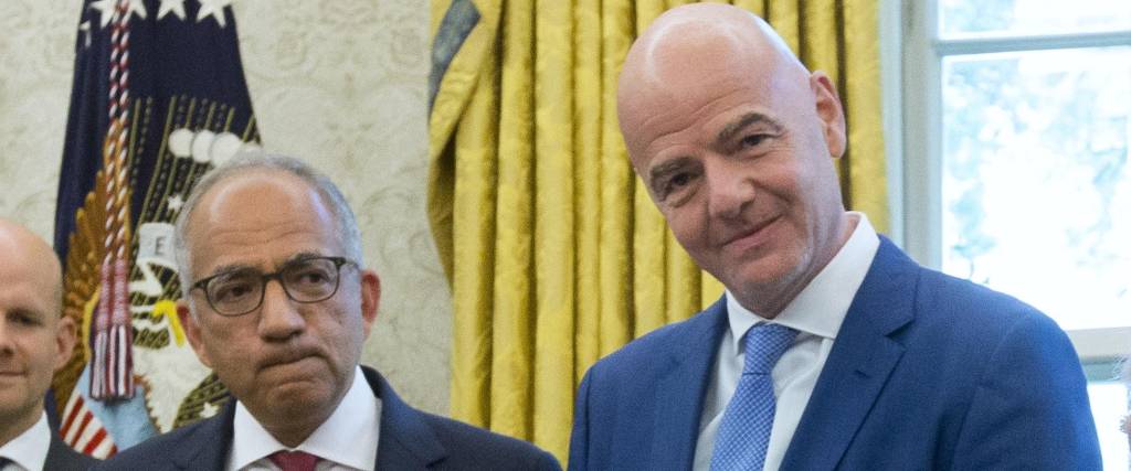 Carlos Cordeiro (izquierda) aparece junto a Gianni Infantino en una foto en EEUU