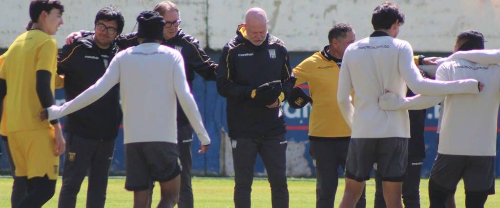 El primer plantel de The Strongest, en un entrenamiento anterior en el Complejo de Achumani.