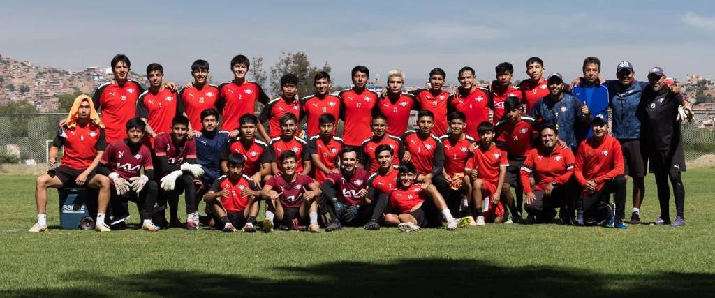 El actual plantel de Wilstermann que participa en la Primera A de la Asociación de Cochabamba.