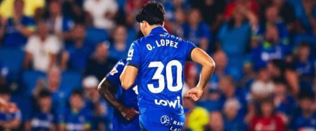 Óscar López ingresa al campo de juego con la camiseta del Getafe.