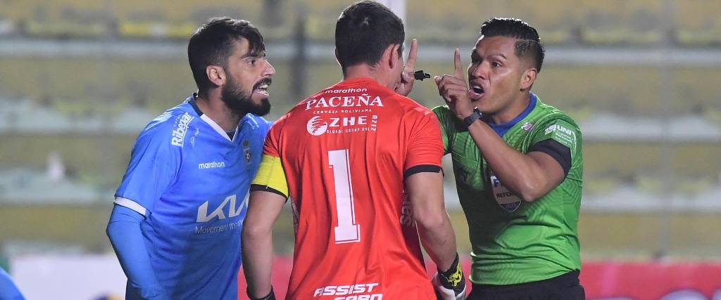 El árbitro Dilio Rodríguez (de verde) no cobró un claro penal a favor de Blooming