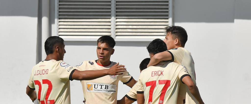 Jugadores de la U de Vinto festejan el primer gol