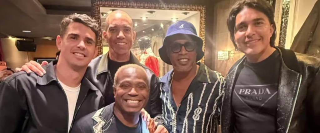 Marcelo Martins (der.) junto con Ronaldinho y otros exjugadores de Brasil. 