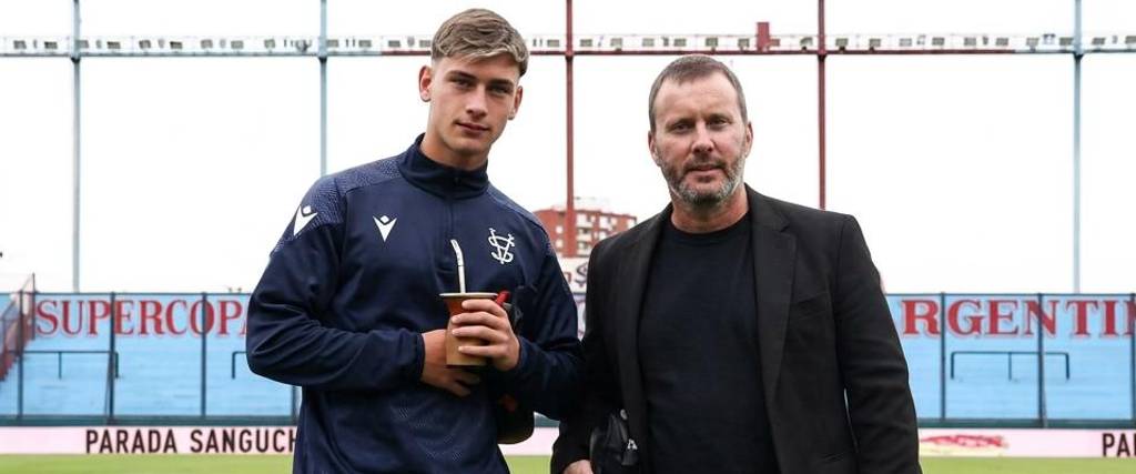 Luca Feler (izq.) junto con su padre Hernán, relator en la cadena TyC Sports.