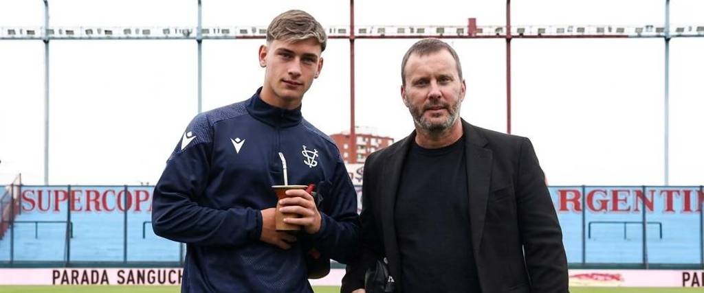 Luca Feler (izq.) junto con su padre Hernán, relator en la cadena TyC Sports.