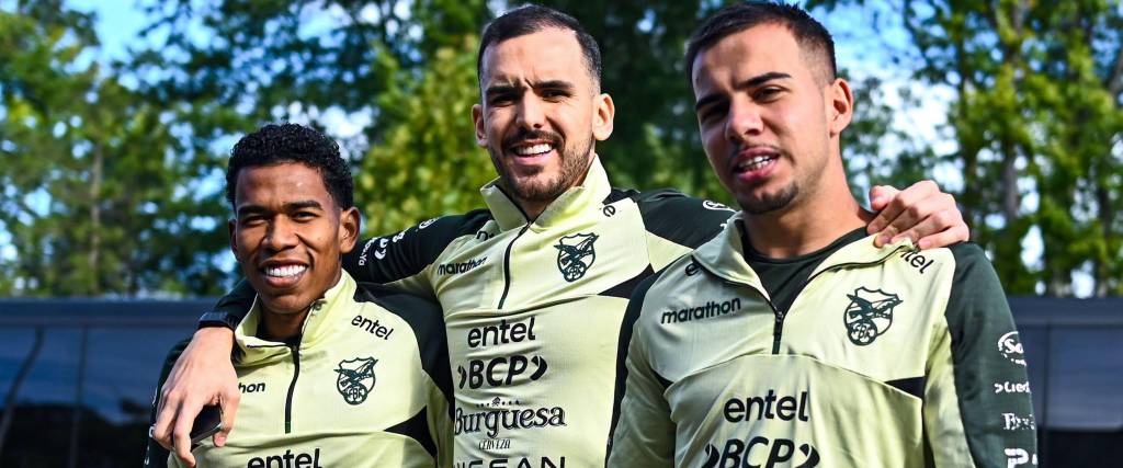 Diego Medina (izq.), Luis Haquín y Robson Matheus, jugadores de la selección boliviana.