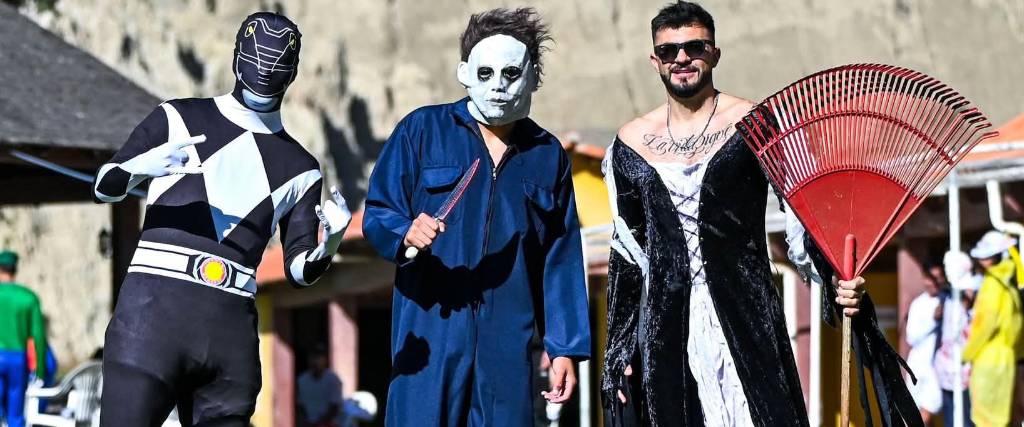Power Ranger negro (izq.), Michael Myers y la hada madrina de terror.