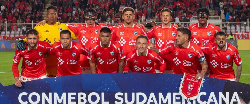El equipo titular de Cienciano posa antes de enfrentar a Botafogo por la Copa Sudamericana.