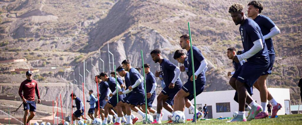 Los jugadores de Bolívar entrenan en el complejo de Ananta.
