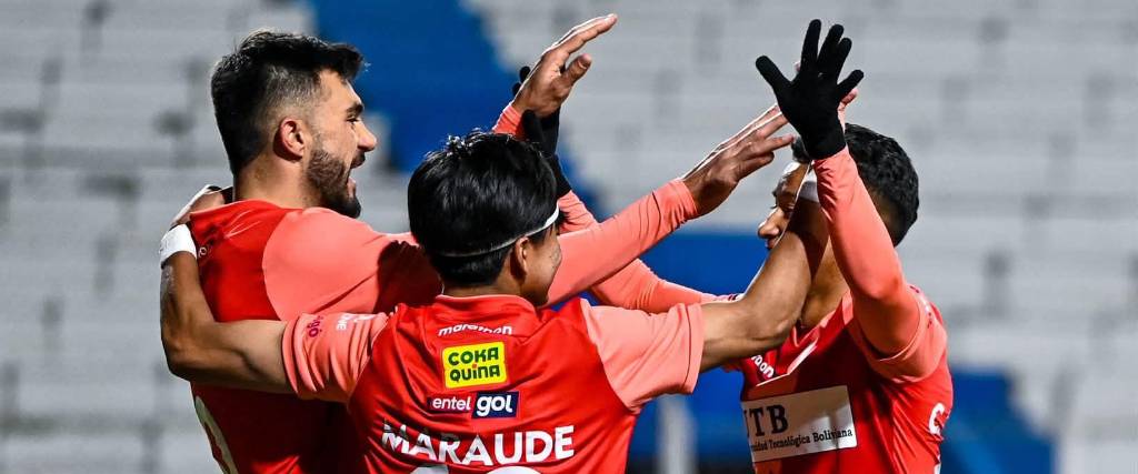 Los jugadores de Always Ready celebran el primer gol ante Nacional Potosí.