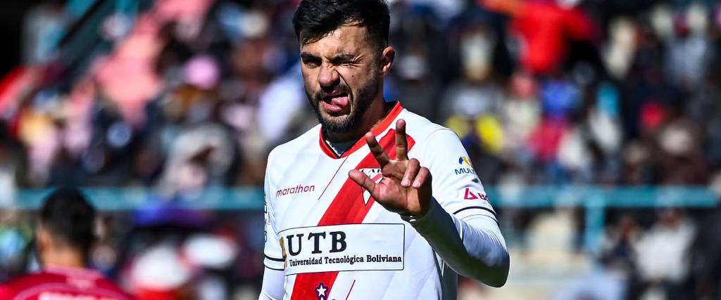 Enrique Triverio, el goleador de Always Ready y del partido celebra luego de convertir tres goles.